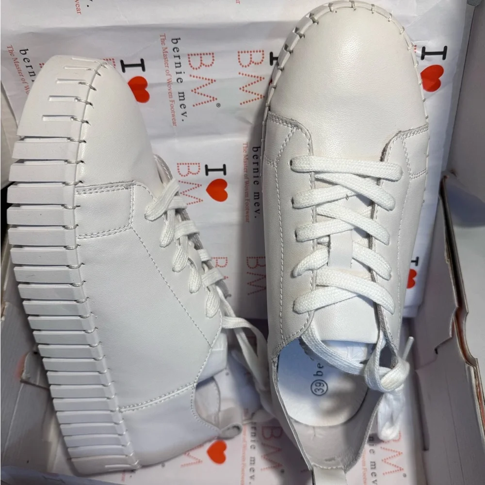 bernie mev. Aya White Memory Foam Platform Sneakers, Size 39 NEW